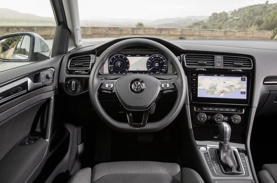 Панель приборов Volkswagen Golf TSI Variant 2017 года  (WW) (фото 14 из 31)
